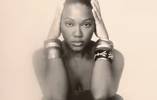 O mergulho e o incêndio de Luedji Luna no Festival Carambola 2025