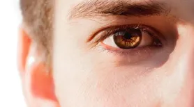 Trend nas redes, raspar os cílios pode causar lesões nos olhos