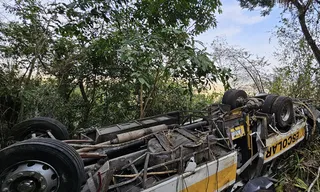 ‘Nada cobre o vazio’: famílias revivem dor um ano após tragédia com ônibus na Serra