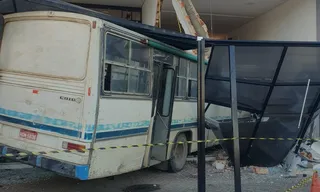 Ônibus invade galeria e deixa um morto e dois feridos em Maragogi