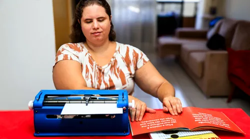 Alagoana supera desafios e usa máquina de braille para estudar para concursos - Imagem