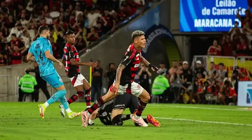 Flamengo vence, afunda Santos e mantém viva briga pelo título do Brasileirão - Imagem