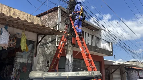 Mais de 100 toneladas de fios e cabos são retiradas de postes em Maceió - Imagem