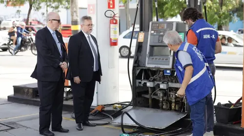 Operação fiscaliza postos de combustíveis em Maceió e denuncia fraude de R$ 3 milhões - Imagem