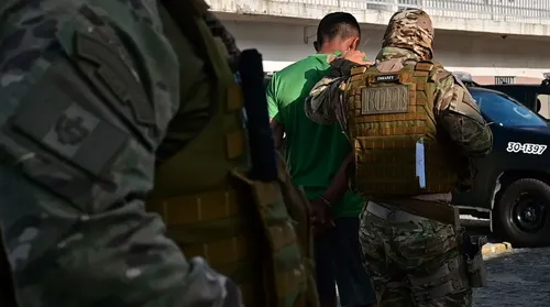 Operação prende 12 suspeitos de integrar o Comando Vermelho em AL - Imagem