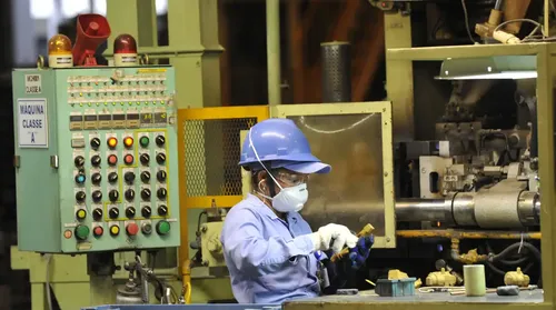 Produção industrial recua 0,4% em setembro, mostra IBGE - Imagem