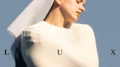 Rosalía une moda minimalista, religião e música clássica em nova era - Imagem