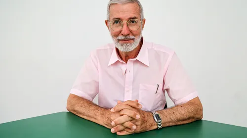 Rosalvo Acioli lança livro bilíngue e revisita 41 anos de poesia, memória e rigor - Imagem