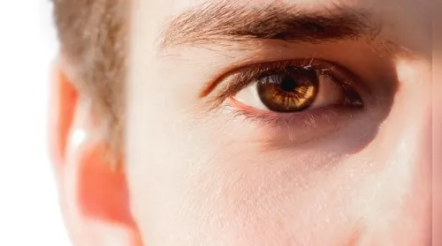 Trend nas redes, raspar os cílios pode causar lesões nos olhos - Imagem