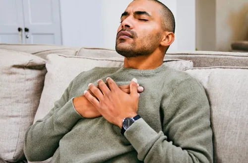 Como sentir ansiedade impacta a saúde do coração? Descubra