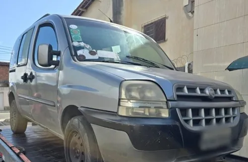 Crianças são deixadas trancadas em carro escolar irregular