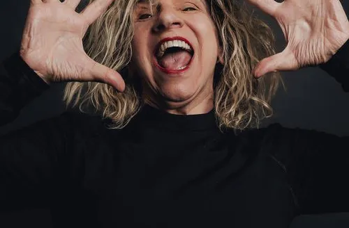 Denise Stoklos apresenta leitura de ‘Um Fax para Colombo’ em Maceió