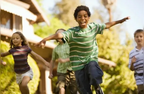 Dor de crescimento atinge até 37% das crianças. Entenda o incômodo