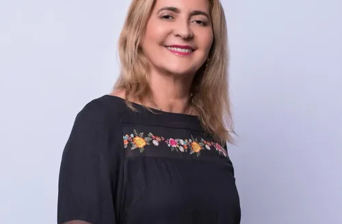 Eliana Custódio lança ‘Travessia’ e transforma dor em poesia na Bienal