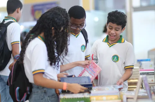 Fim de semana tem escritor e roteirista Raphael Montes na Bienal do Livro