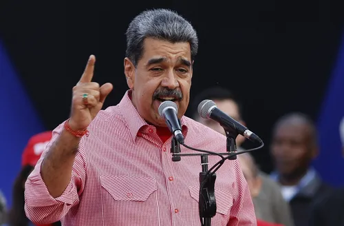 Maduro ordena escolta naval a petroleiros após bloqueio