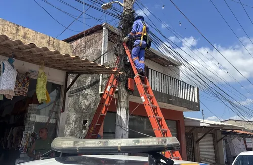 Mais de 100 toneladas de fios e cabos são retiradas de postes em Maceió