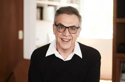 Na Bienal, escritor Ubiratan Muarrek propõe colocar o Brasil no divã