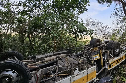 ‘Nada cobre o vazio’: famílias revivem dor um ano após tragédia com ônibus na Serra