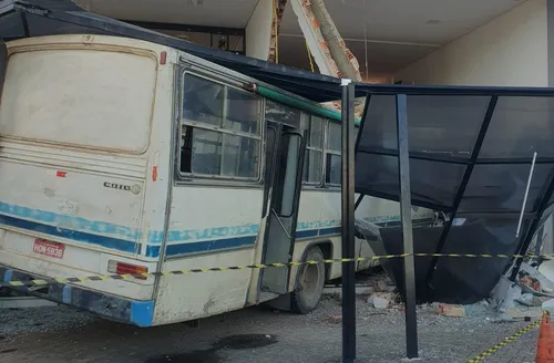 Ônibus invade galeria e deixa um morto e dois feridos em Maragogi