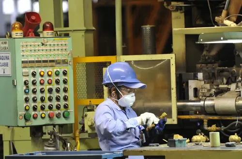 Produção industrial recua 0,4% em setembro, mostra IBGE