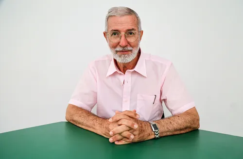 Rosalvo Acioli lança livro bilíngue e revisita 41 anos de poesia, memória e rigor