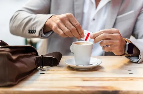 Trocar açúcar por adoçante emagrece? Especialista explica