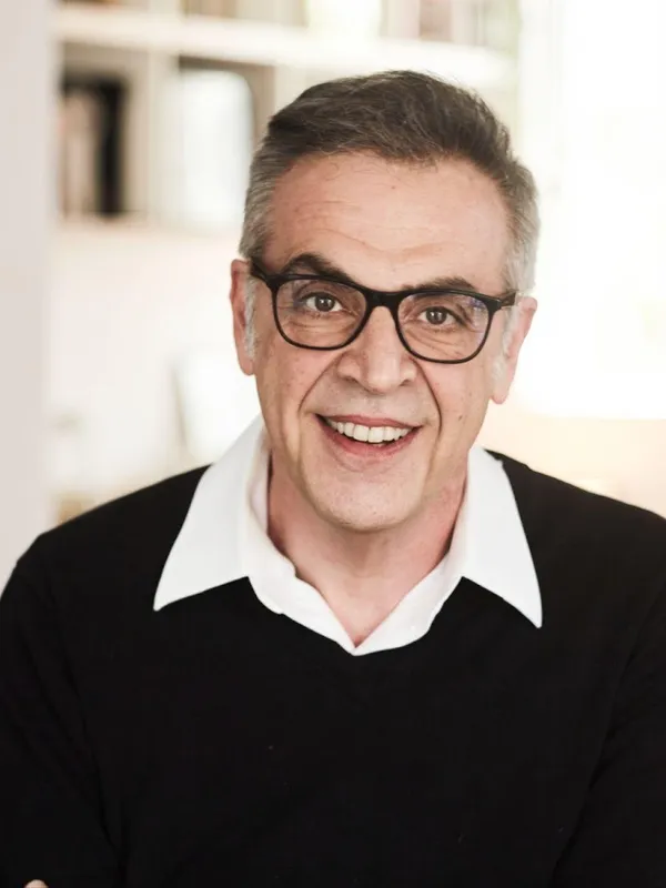 Na Bienal, escritor Ubiratan Muarrek propõe colocar o Brasil no divã