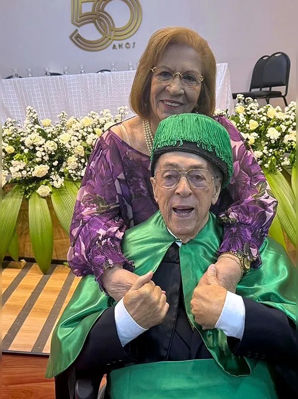 O pediatra Milton Hênio Gouveia recebeu o título de doutor honoris causa