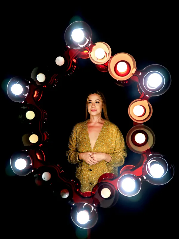 Operária da arte, senhora da ribalta: Ivana Iza celebra 30 anos de carreira