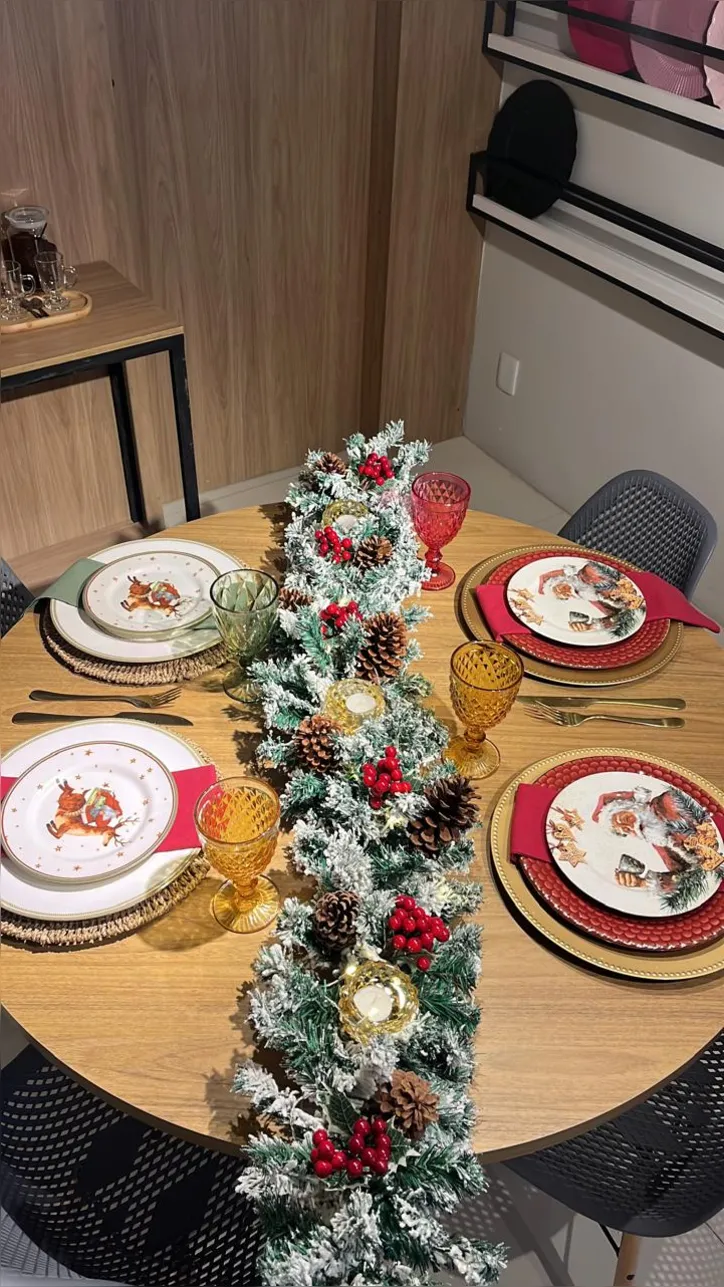 Na mesa posta, o básico funciona mais que o exagero