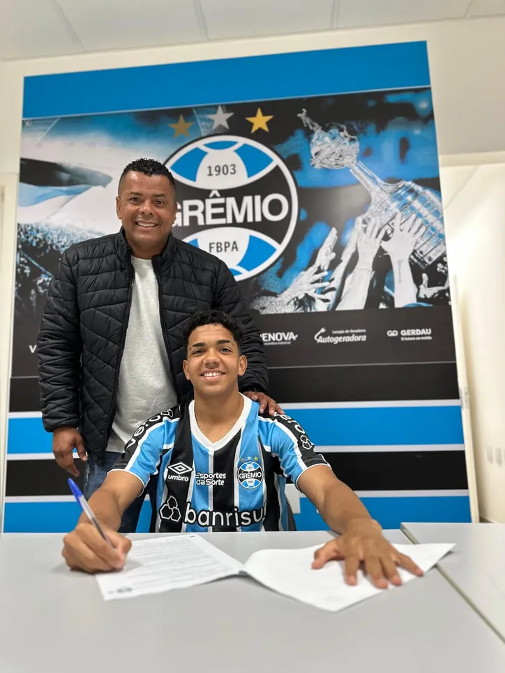 João Borne na assinatura do 1º contrato profissional com o empresário Capitão