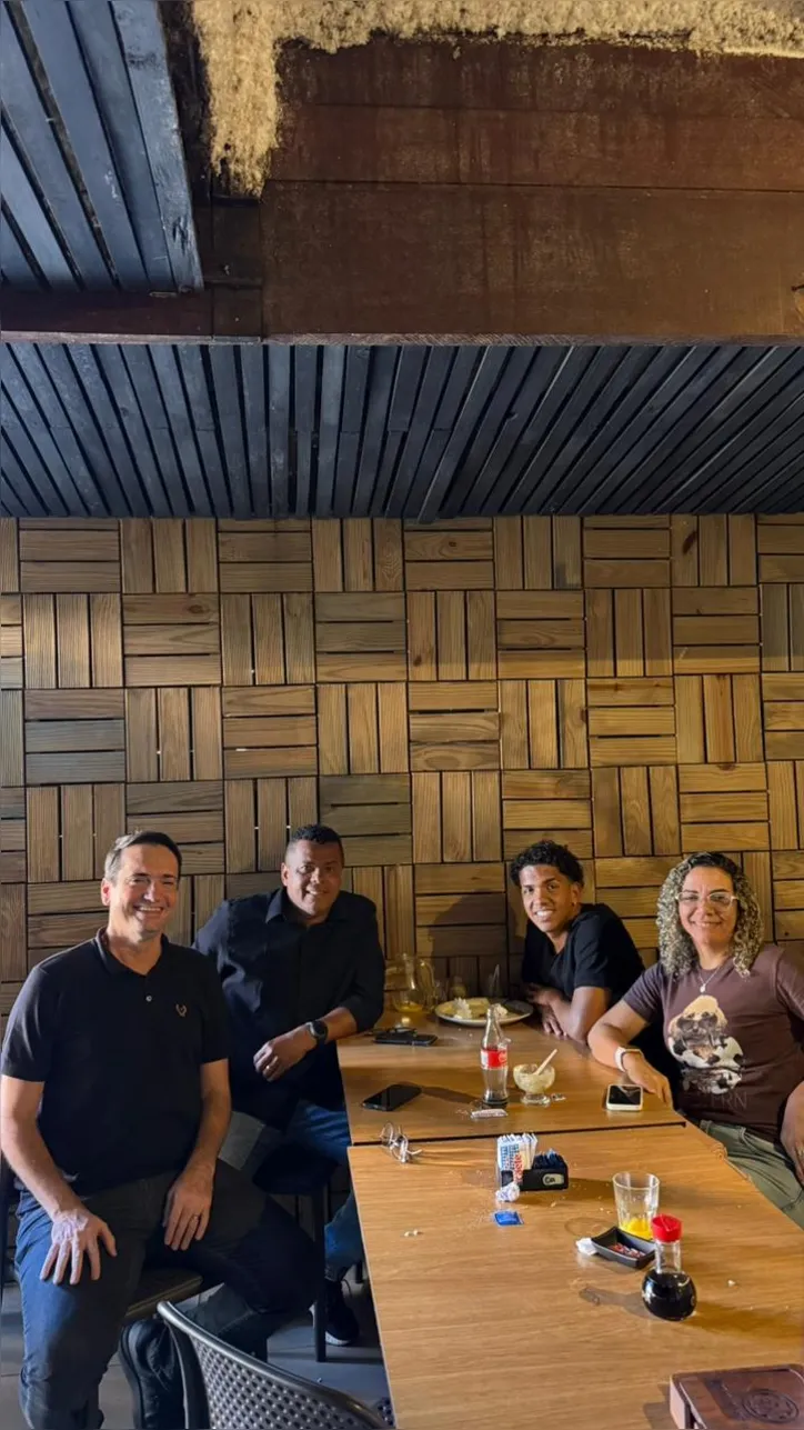 A mãe, Gilmara Borne, com João Borne e os empresários Capitão e Daniel Paes
