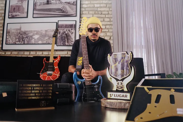 Artista desenvolveu técnica própria ao tentar imitar guitarristas que via na infância enquanto assistir DVDs de shows