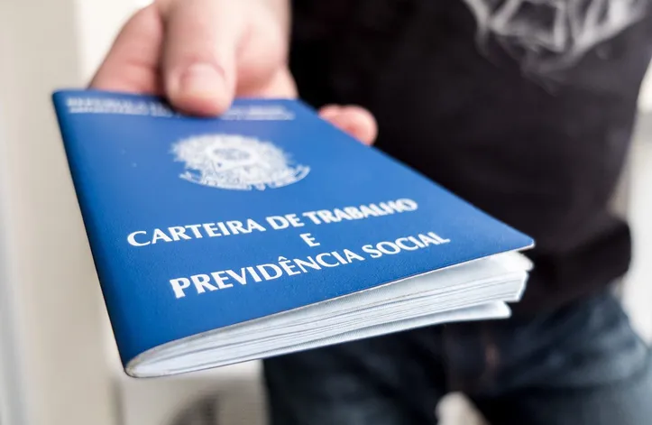 Taxa de trabalhadores formais no setor privado chegou a 64,2%