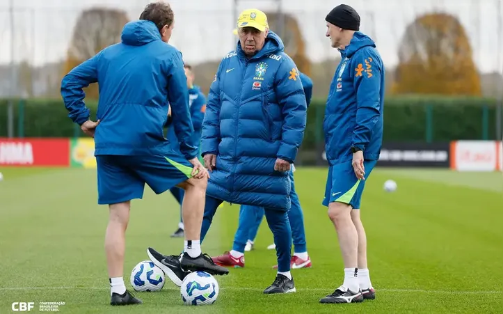 Ancelotti e comissão técnica do Brasil durante treino da Seleção