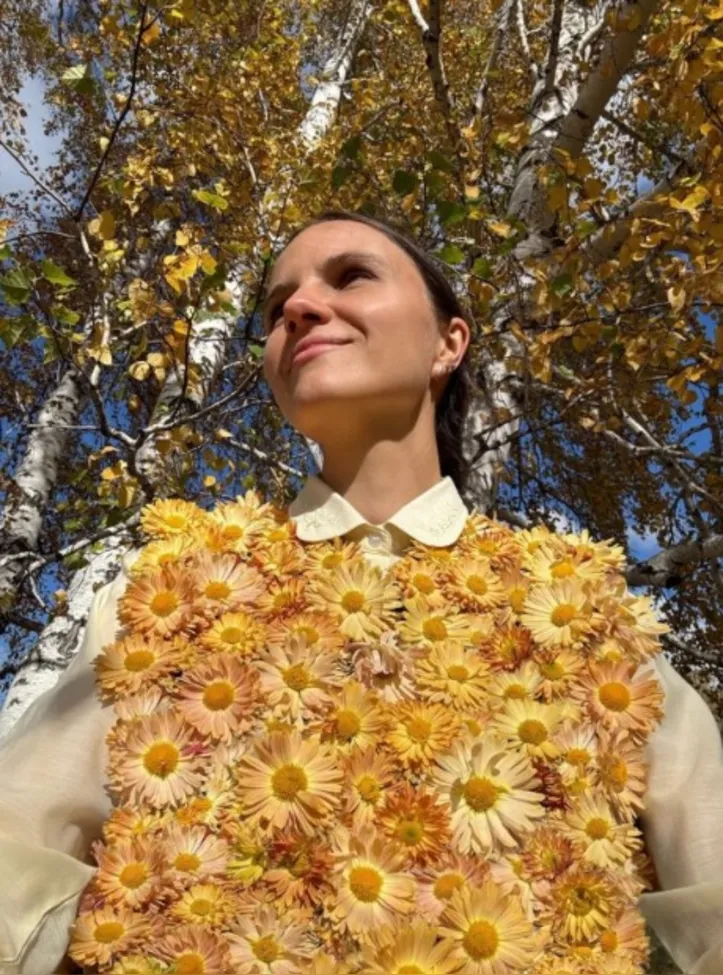 Imagem ilustrativa da imagem Artista russa une natureza e moda em peças criativas; conheça