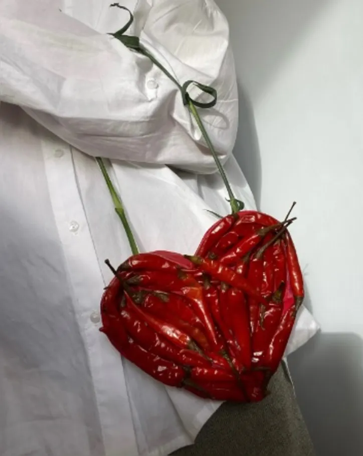 Imagem ilustrativa da imagem Artista russa une natureza e moda em peças criativas; conheça