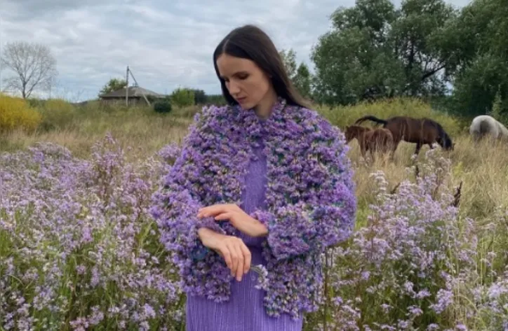 Imagem ilustrativa da imagem Artista russa une natureza e moda em peças criativas; conheça