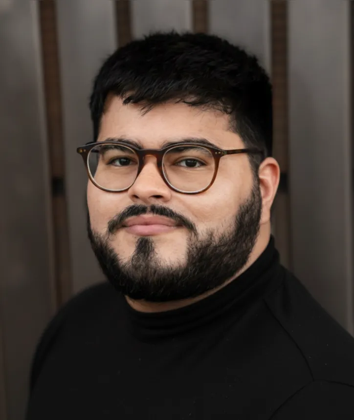 Maylson Honorato lança o livro Bromélias imaginárias no Theatro Homerinho, em Maceió