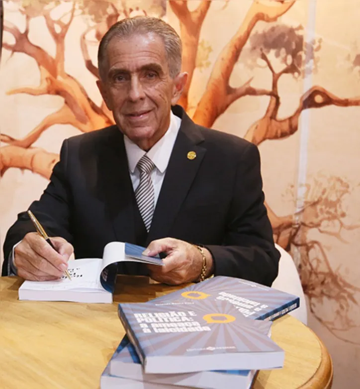 O desembargador ORLANDO ROCHA lançou o livro “Religião e Política: a ameaça à laicidade”, durante a Bienal Internacional do Livro de Alagoas.