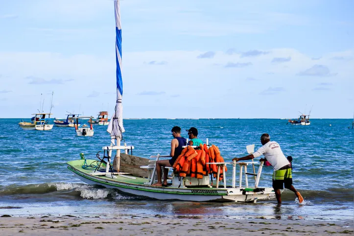 Barqueiros relatam que área da Enseada da Pajuçara já está com o limite de barcos