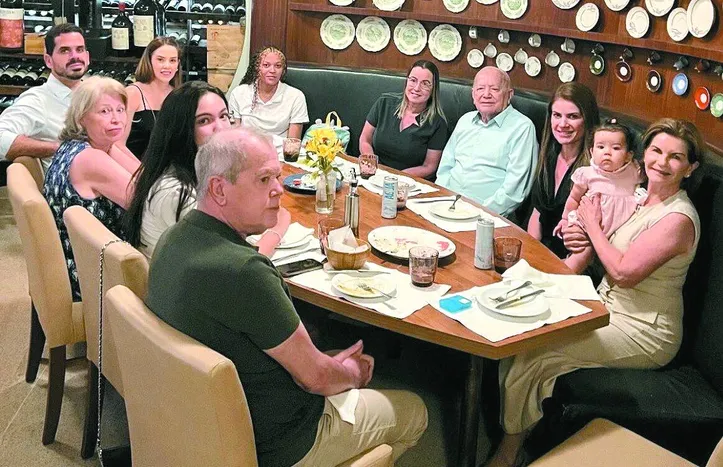 Imagem ilustrativa da imagem Bazar com FelArtes e Le Papier marca abertura do Natal da Club Lyon