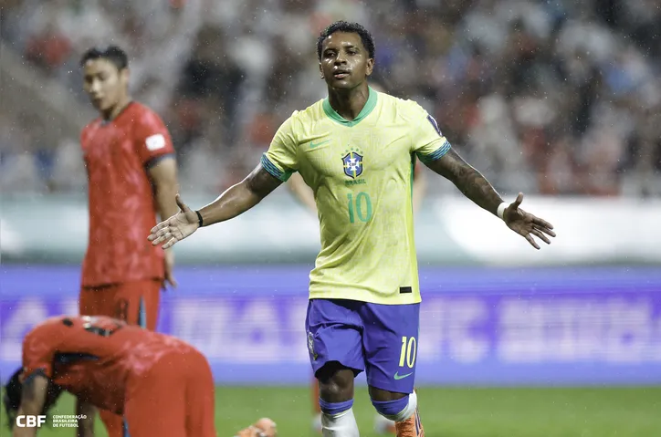 Rodrygo comemora um dos gols feitos por ele na vitória do Brasil