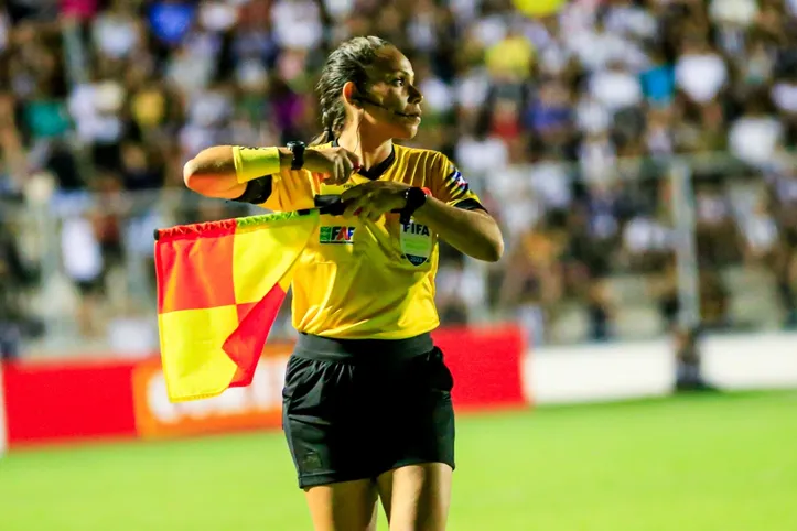 Assistente do quadro da Fifa, alagoana Brígida Cirilo atua na arbitragem há 15 anos