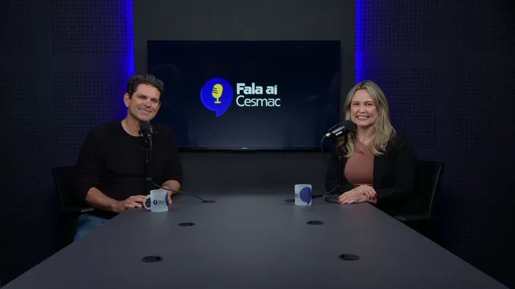 O pró-reitor de Planejamento do Cesmac, JOÃO SAMPAIO, e a coordenadora de Marketing, ÁGUIDA FEITOSA, comemoram a conquista do 3º lugar no Prêmio Melhores Podcasts do Brasil 2025, na categoria Educação