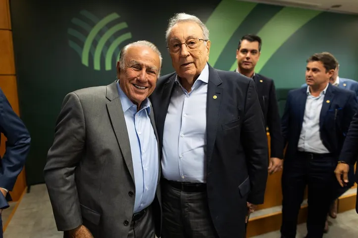 O presidente da Confederação da Agricultura e Pecuária do Brasil, JOÃO MARTINS (à dir.), foi reeleito por unanimidade para mais um mandato à frente da instituição. O presidente do Sistema Faeal/Senar, ÁLVARO ALMEIDA, passa a compor o Conselho Fiscal
