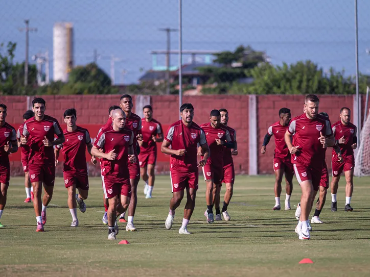 Jogadores do CRB durante mais um treino para jogo de domingo