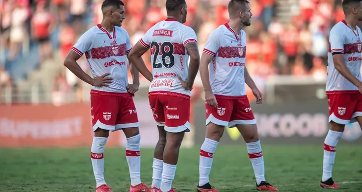 Fábio Alemão (dir) é desfalque importante para o time do Galo