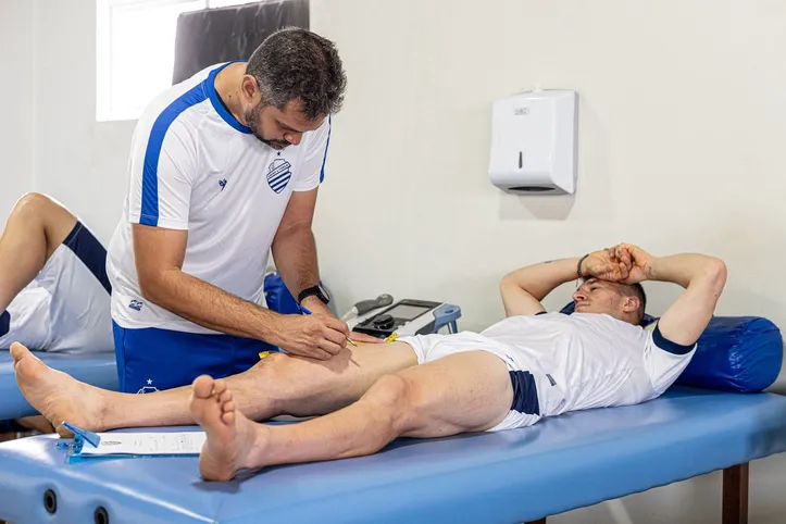 Fisioterapeuta realiza avaliação em jogador do elenco azulino